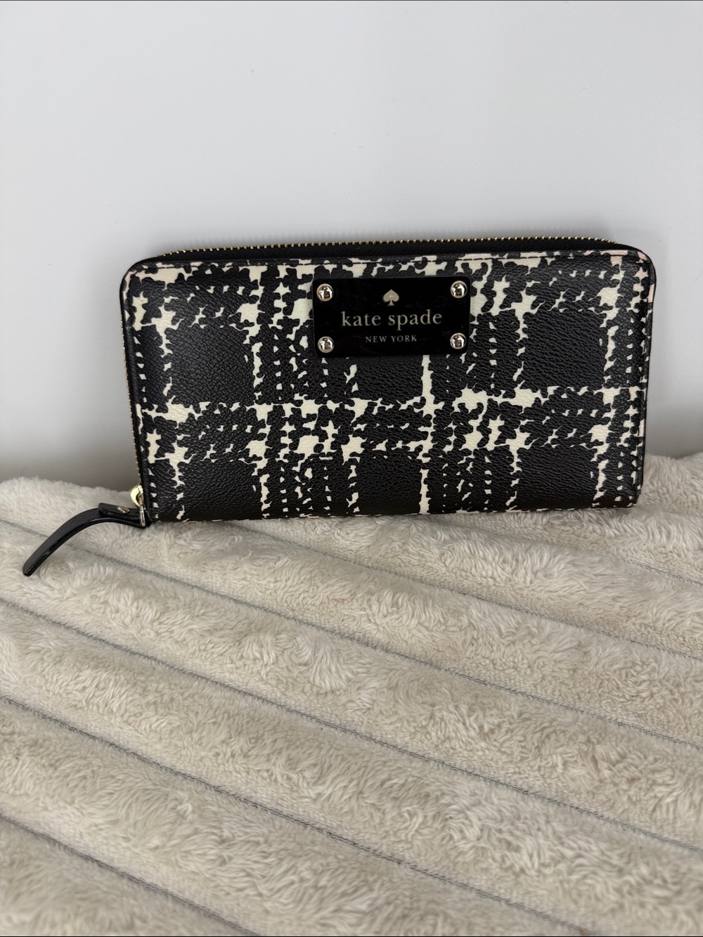 Kate Spade Wallet New York Black zip around Billfold Belleville Plaid Lacey